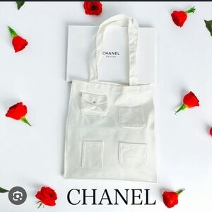 Logo CHANEL Tote with Pocket Detailing 🤍
